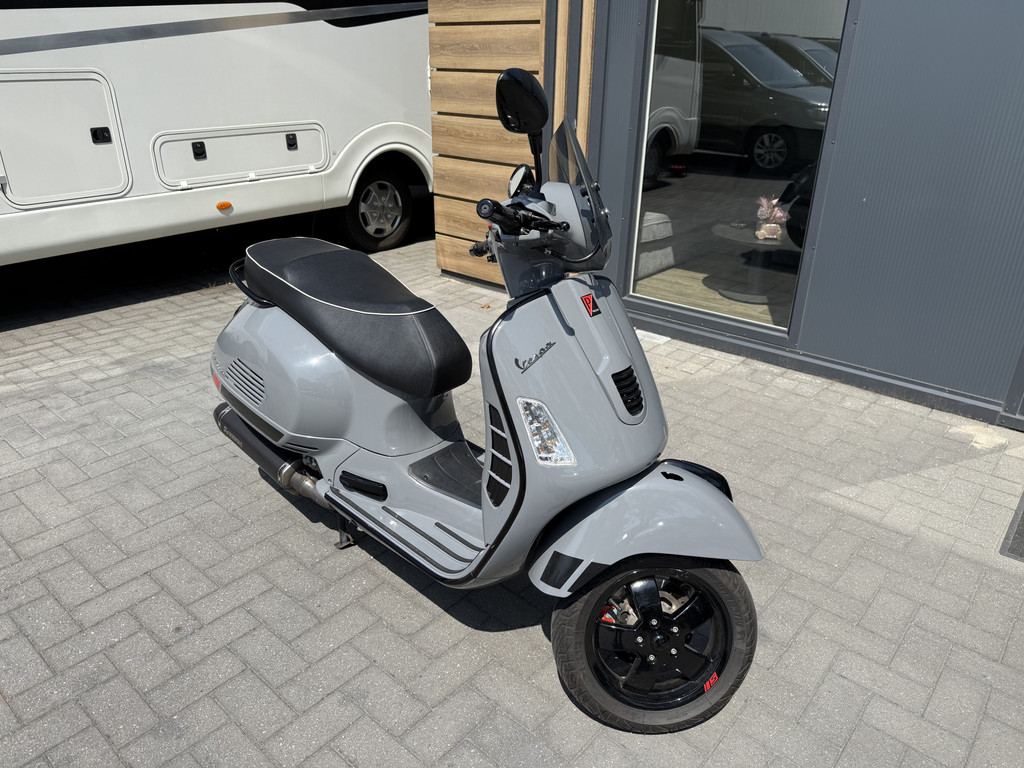 Vespa GTS 300 i.e. Super - Nardo grijs - Akrapovic 55351753-0.jpg | All Selection Cars