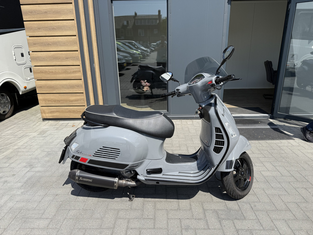Vespa GTS 300 i.e. Super - Nardo grijs - Akrapovic 55351753-1.jpg | All Selection Cars