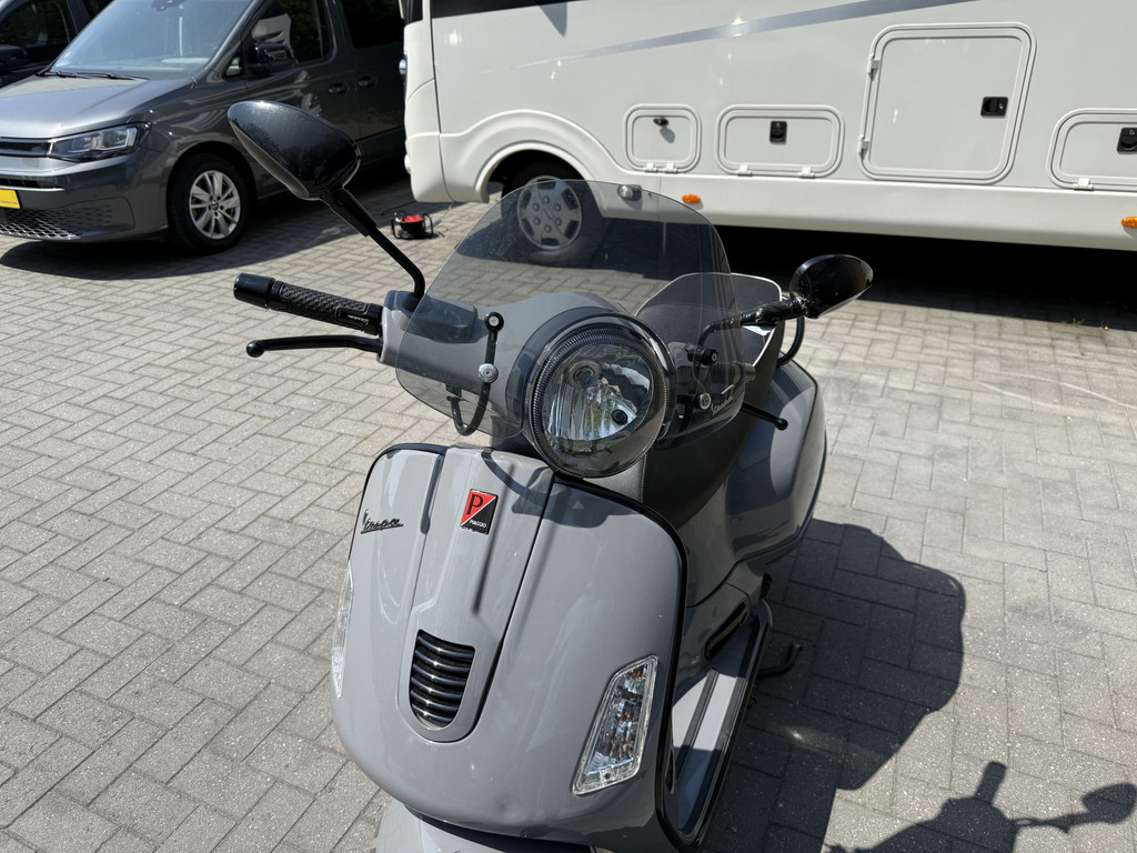 Vespa GTS 300 i.e. Super - Nardo grijs - Akrapovic 55351753-2.jpg | All Selection Cars