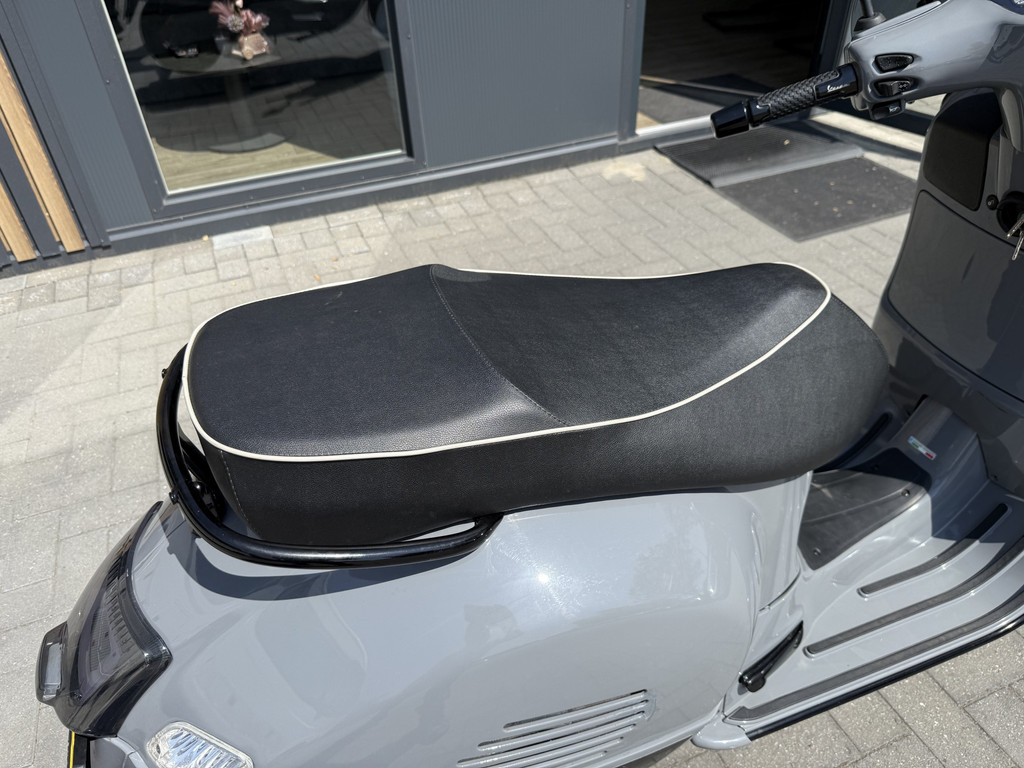 Vespa GTS 300 i.e. Super - Nardo grijs - Akrapovic 55351753-4.jpg | All Selection Cars